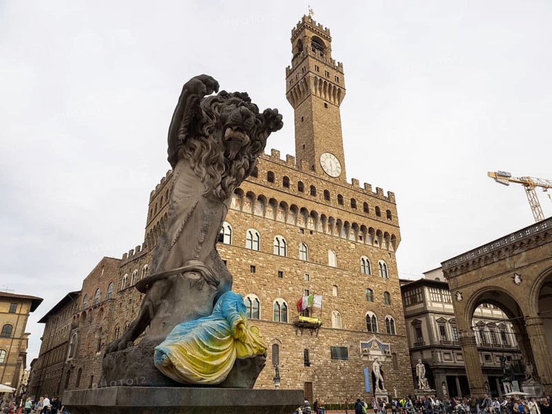 Loewenstatue und Torso in den Farben der Ukraine