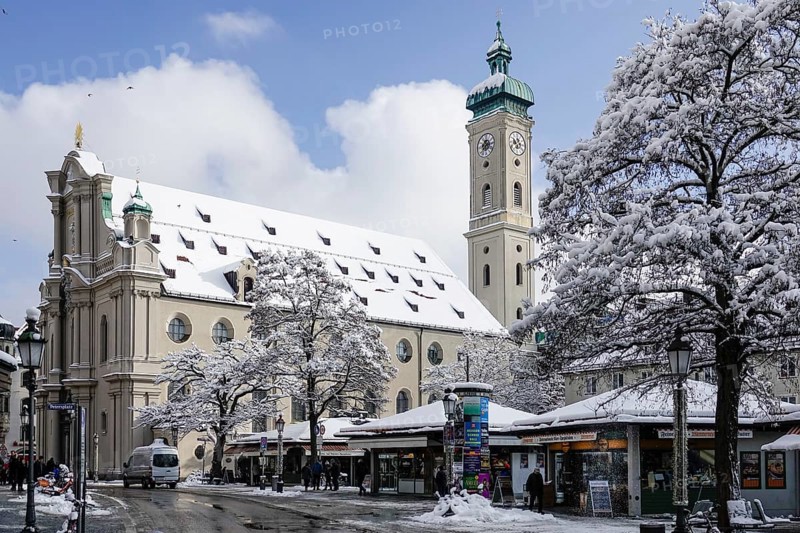 Viktualienmarkt with Heiliggeistkirche