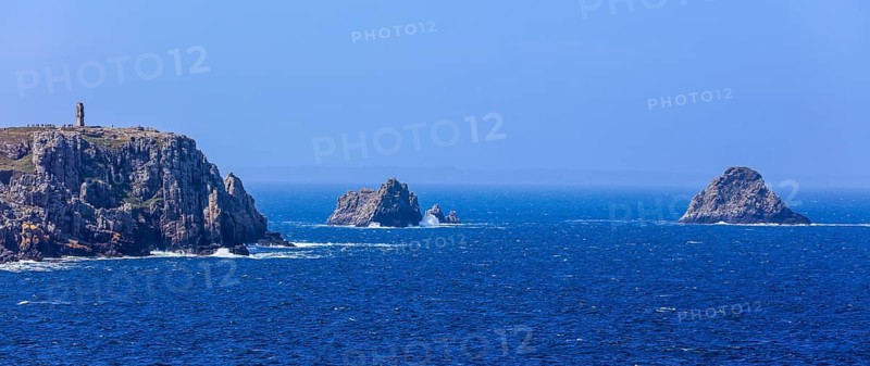 View from the Pointe de Toulinguet to the Pointe de Pen Hir with the rocks Tas de Pois and the Monument aux Bretons