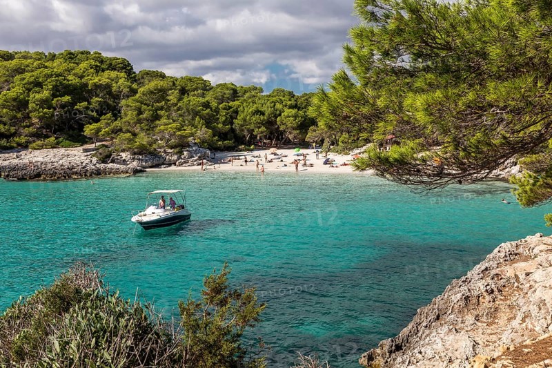 Yacht vor dem Strand Cala Turqueta