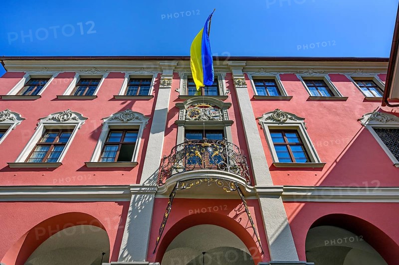 Barocke Rathausfassade mit Wappen und Balkon