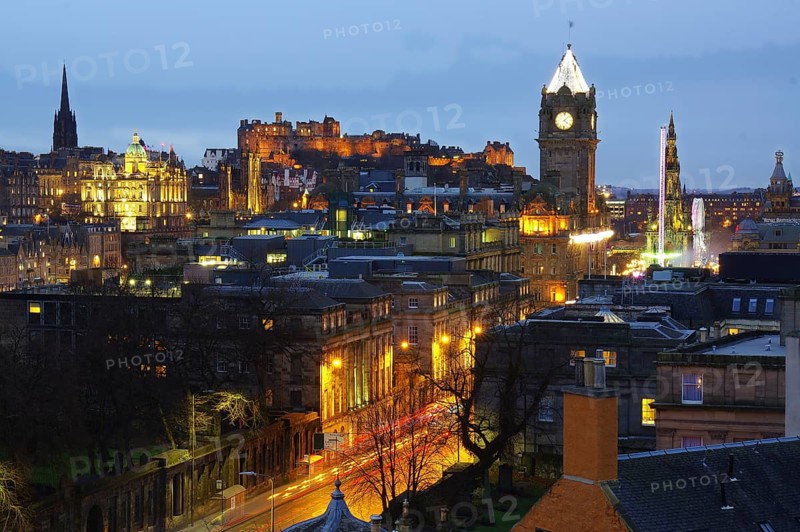 Blick auf die Altstadt von Edinburgh mit Castle und Balmoral Hotel