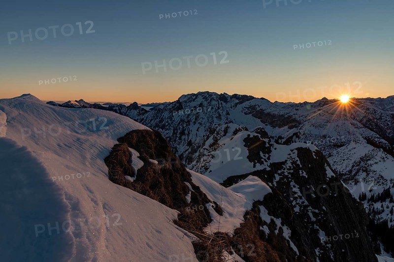Winterliche Gipfel der Ammergauer Alpen bei Sonnenaufgang