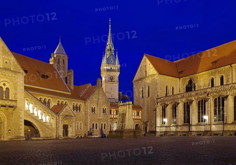 Burgplatz mit Loewendenkmal