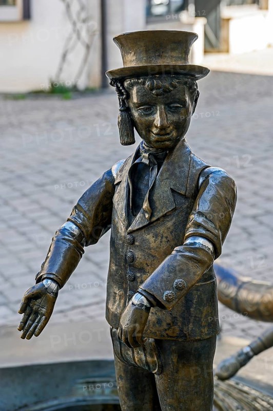 Figur mit bweglichen Gliedmassen auf dem Kinderfest-Brunnen von Bonifatius Stirnberg