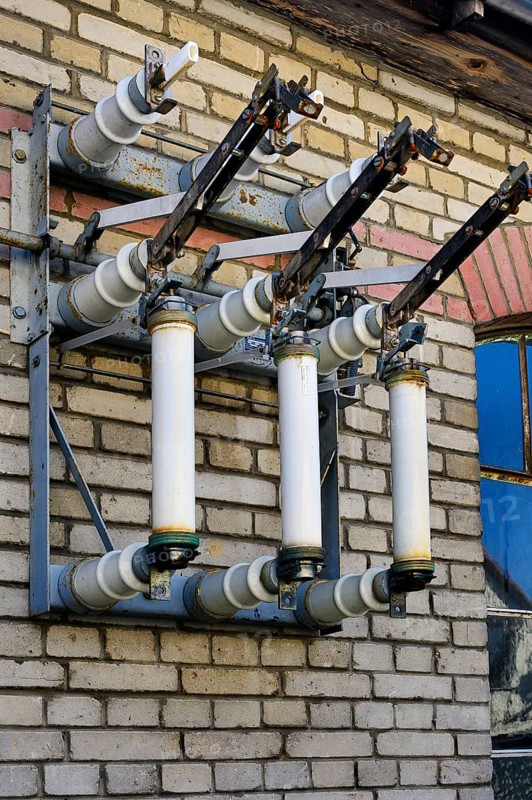 Keramische Isolatoren am Elektrotechnischen Privatmuseum