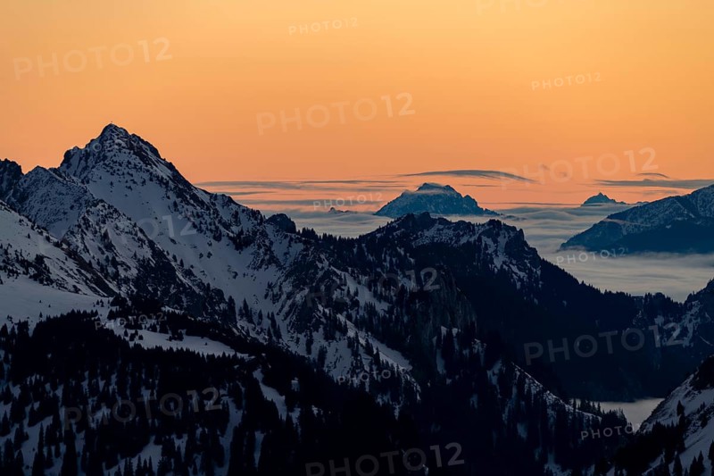 Winterliche Gipfel der Ammergauer Alpen bei Sonnenaufgang mit Nebelmeer