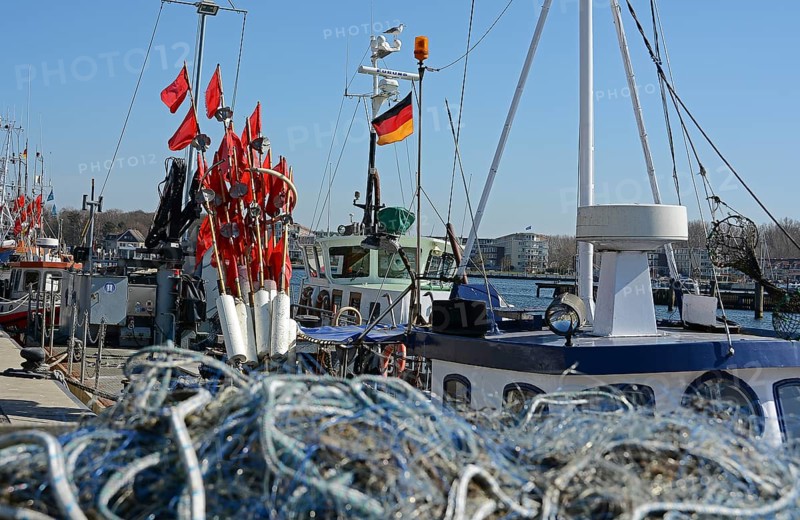 Fischernetze und Fischerfaehnchen im Fischereihafen Travemuende