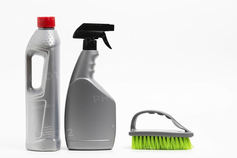 Arrangement with detergent bottles brush