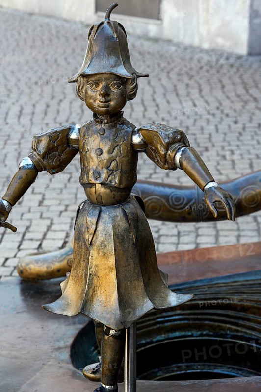 Figur mit bweglichen Gliedmassen auf dem Kinderfest-Brunnen von Bonifatius Stirnberg