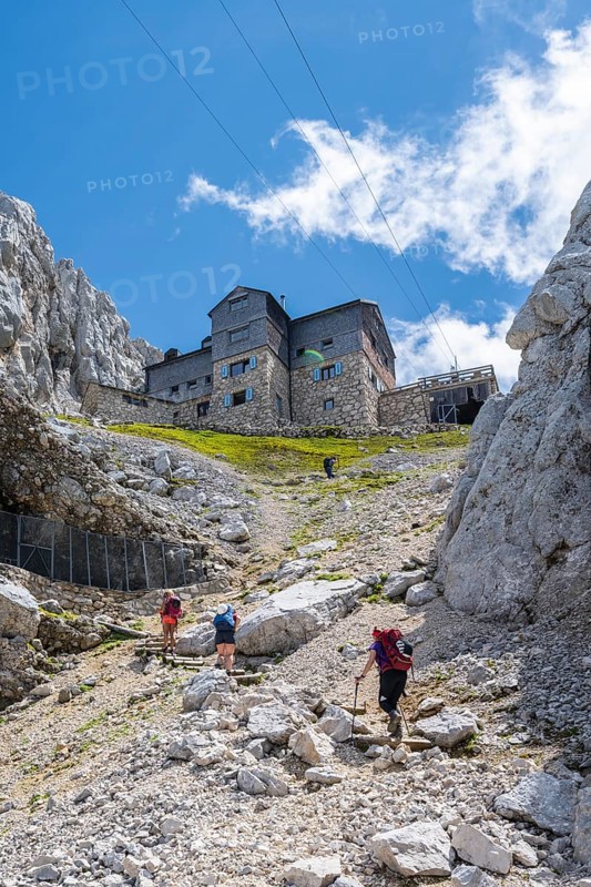 Hikers climbing to the Meilerhuette