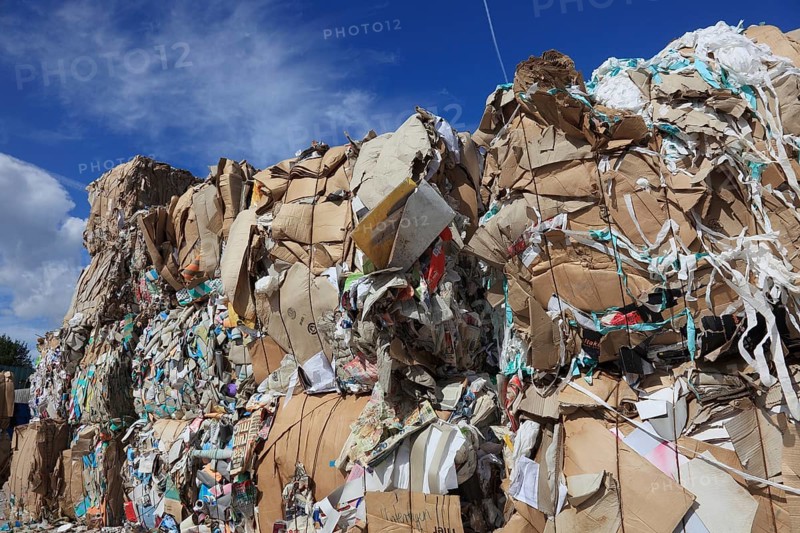 Altpapierballen in einem Recyclingbetrieb