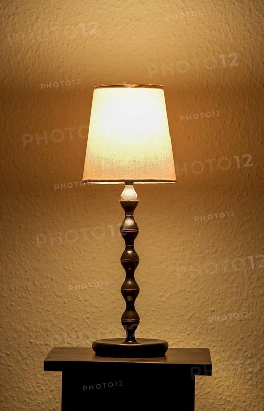 Warmes Licht einer beleuchteten Stehlampe in einem Wohnraum