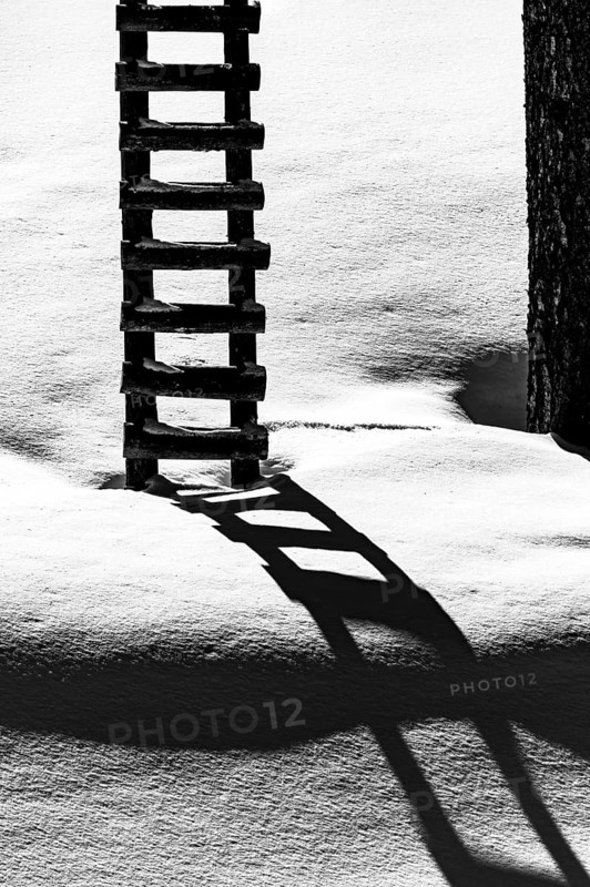 Leiter an Jaegerstand in winterlicher Landschaft