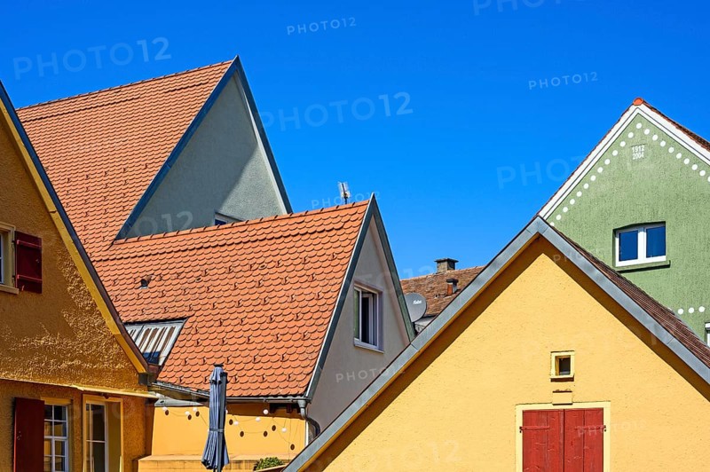 Orange Fassaden und Dach mit Bieberschwanzziegeln