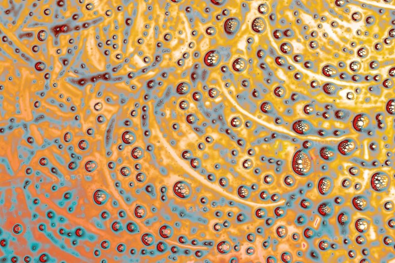 Air bubbles inside water base form patterns