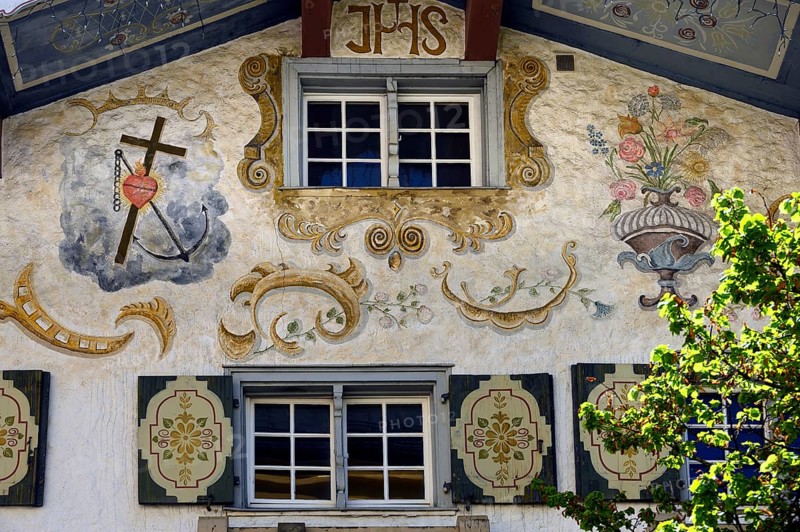 Facade with lift painting