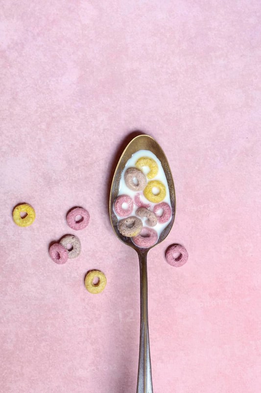 Fruit-flavoured cereal rings in spoon