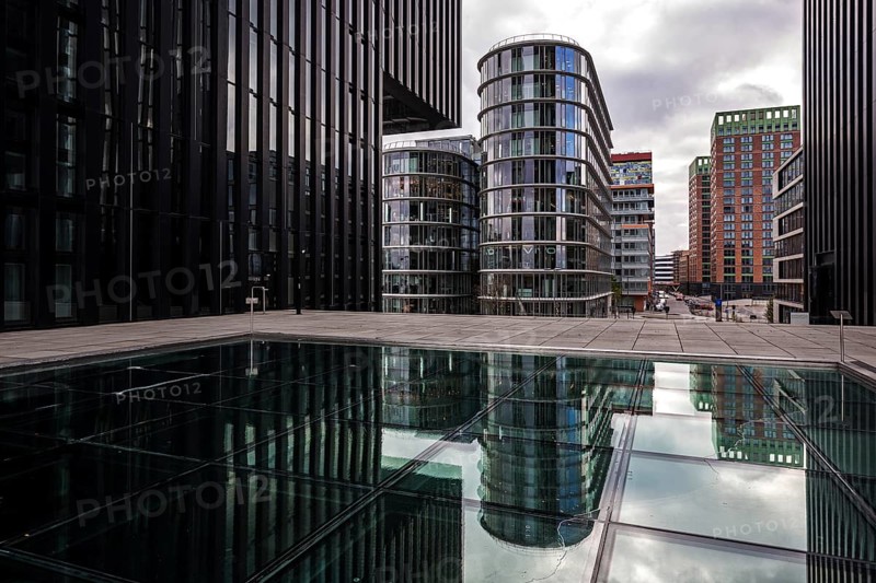 Hotel Hyatt Regency Duesseldorf and office building at the Hafenspitze in the Media Harbour