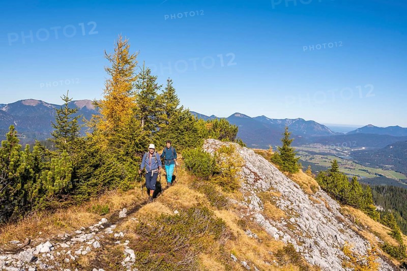 Two hikers in autumn