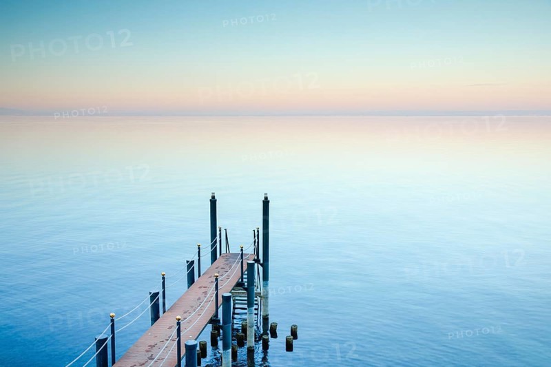 Abendstimmung ueber dem Bodensee mit Badesteg zum See