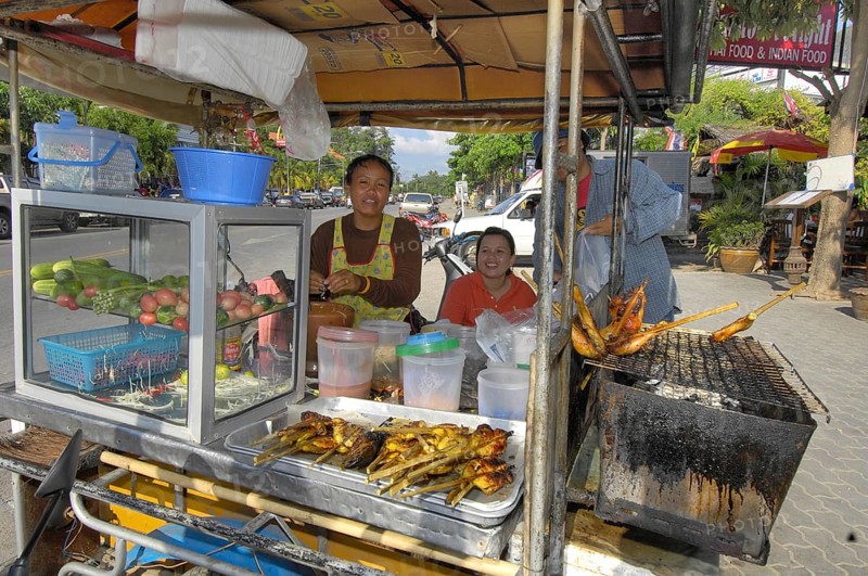 Auslage von fuer Thailand typische mobile Garkueche an Strassenrand