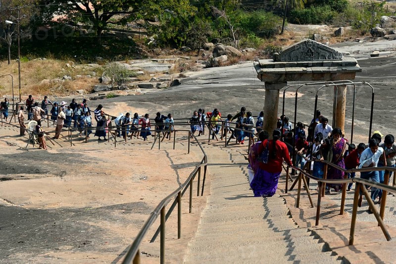 School classes on the way to the Gomateshwara statue