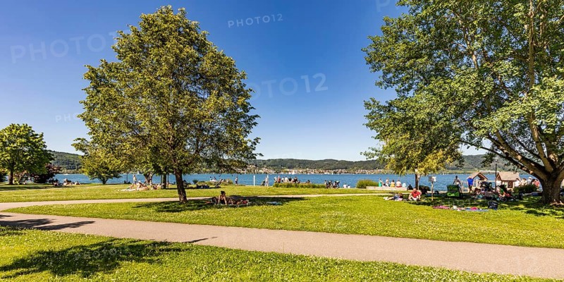 Liegewiese im oeffentlichen Uferpark von Bodmann