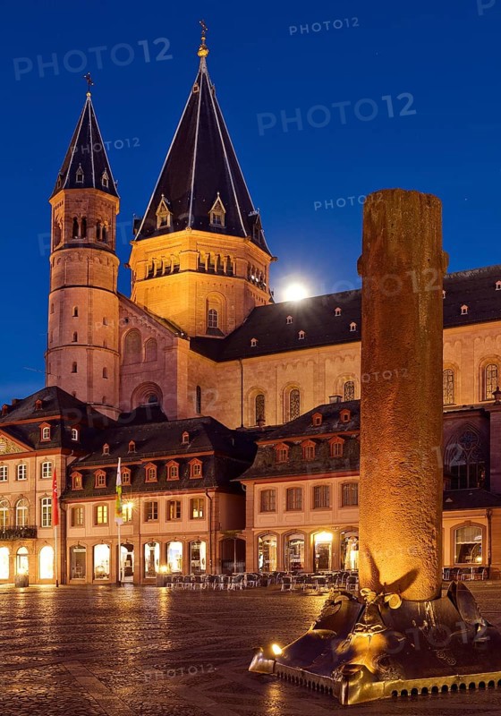 The high St. Martin's Cathedral and Heunensaeule on the market square