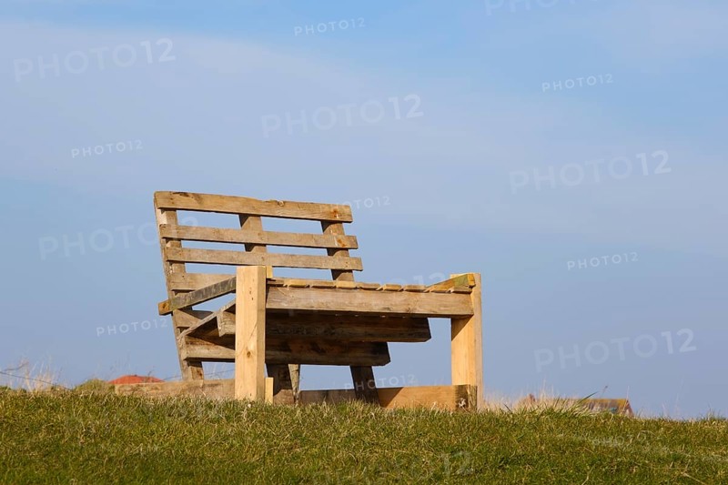 Holzbank auf dem Deich
