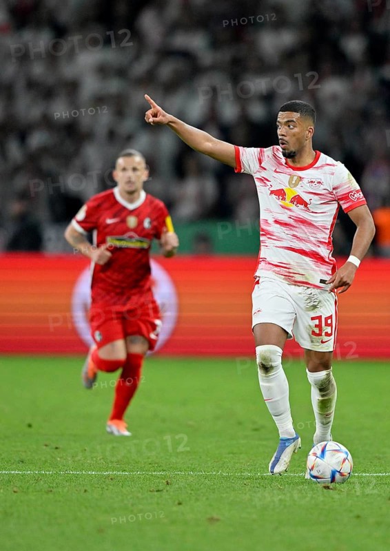 Benjamin Henrichs RasenBallsport Leipzig RBL on the ball gesture back Jonathan Schmid SC Freiburg SCF