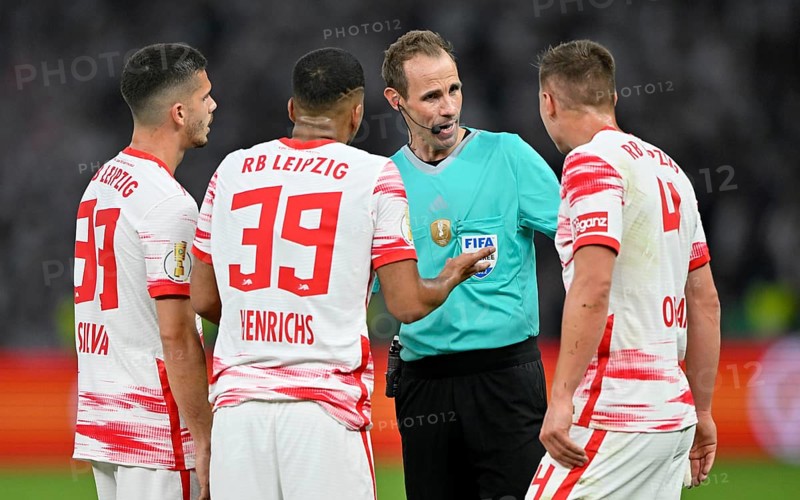 Referee Referee Sascha Stegemann in conversation
