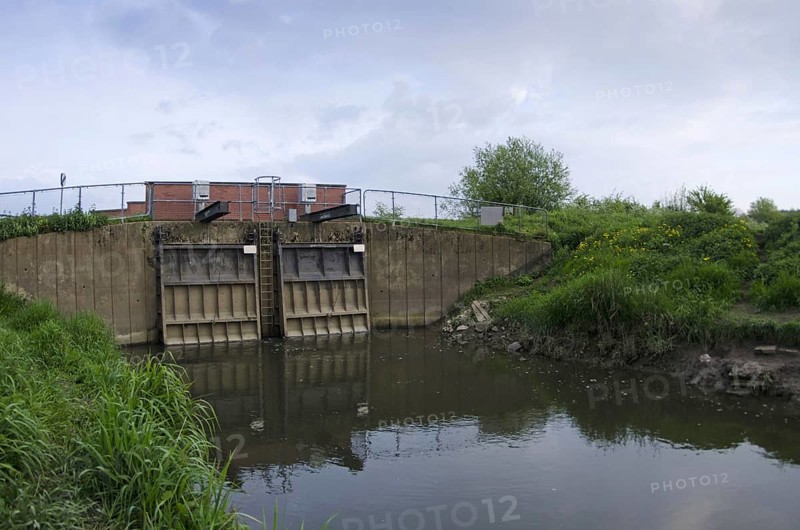 Twin flood barriers