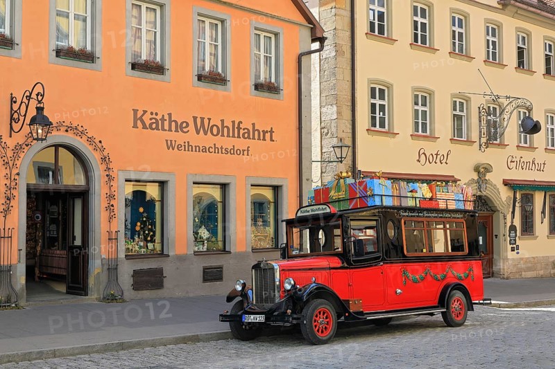 Vintage cars in front of Kaethe Wohlfahrt