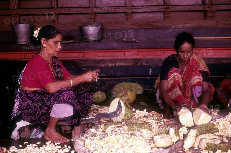 Women cutting raw jackfruit to make side dish of lunch at Madhur Sri Anantheshwara Vinayaka temple