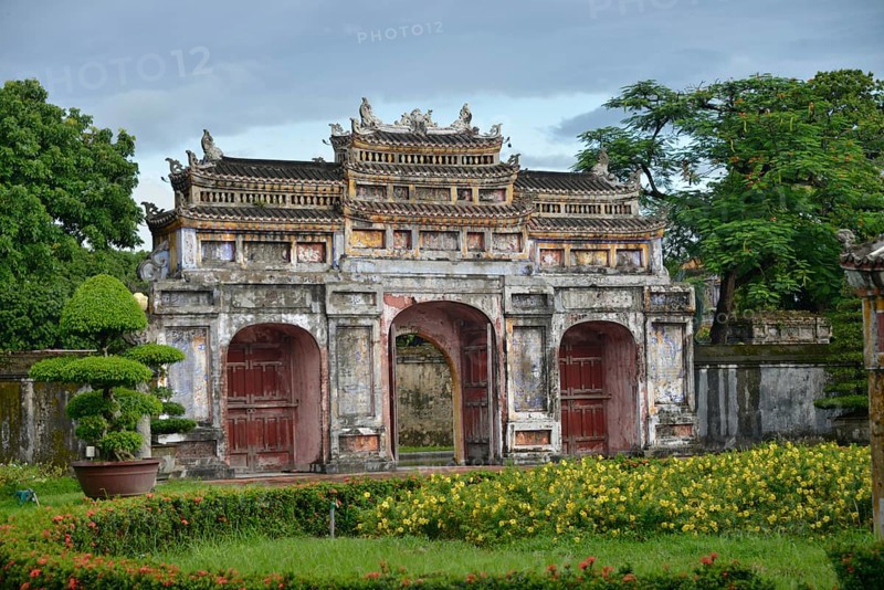Phung Tien Gate
