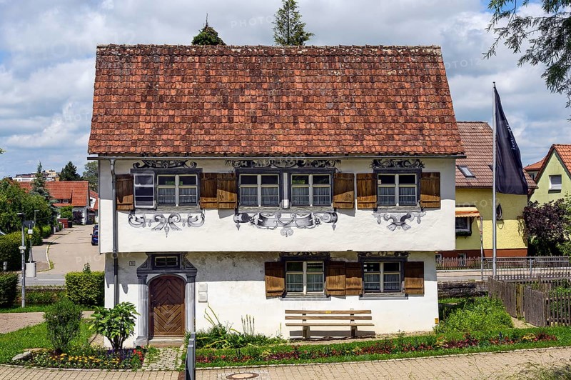 Old house with Lueftlmalerei and front garden