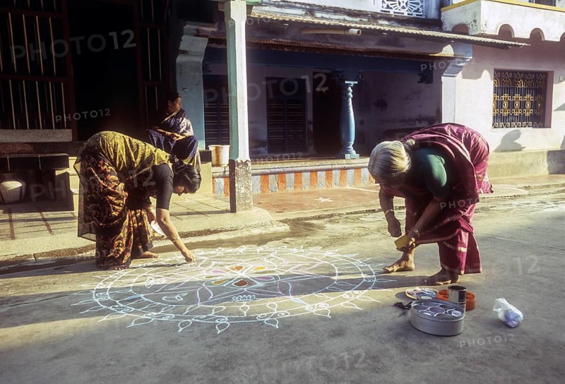 Brahmin women drawing a kolam at Sundarapandyapuram