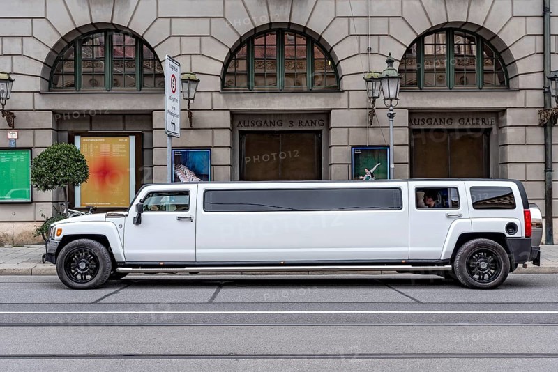 SUV lobster H3 as stretch limousine at the National Theatre