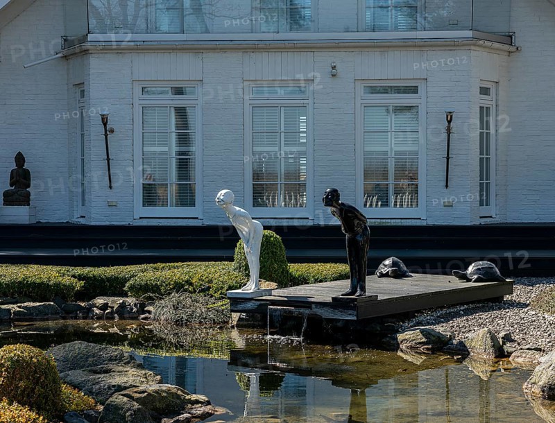 Skulpturen in einem Gartengrundstueck am Timmendorfer Strand