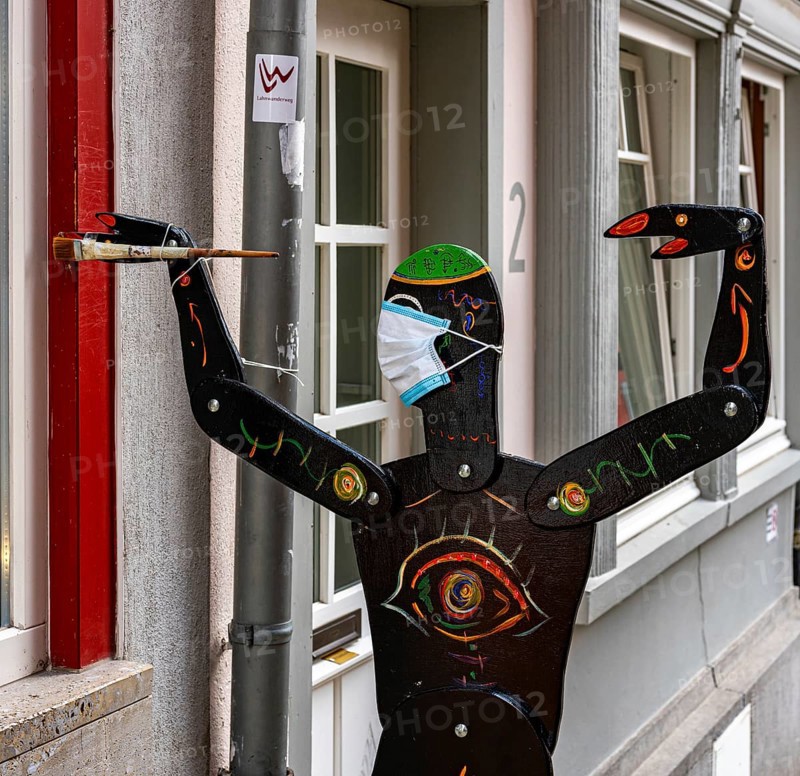Design of a wooden figure with mouth guard at the Lahnwanderweg in Limburg