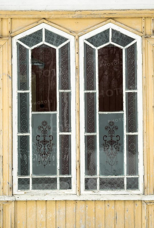 Zwei alte kunstvoll geschliffene und verzierte Holzfenster