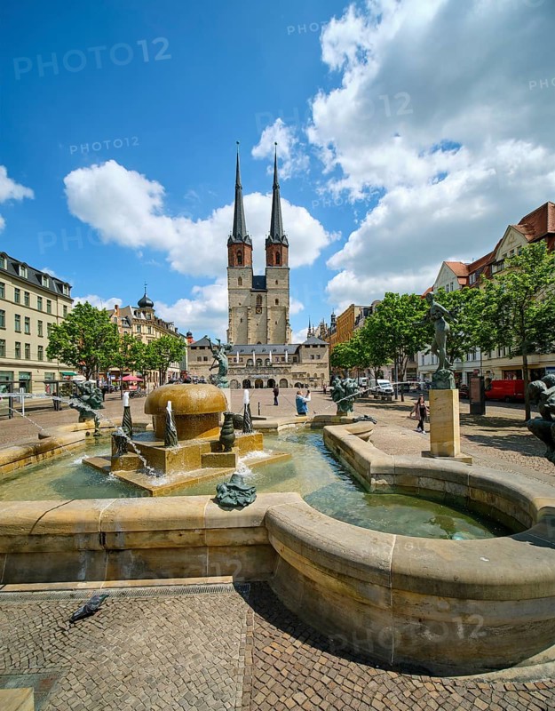 Goebelbrunnen by sculptor Bernd Goebel and Marktkirche Unser Lieben Frauen