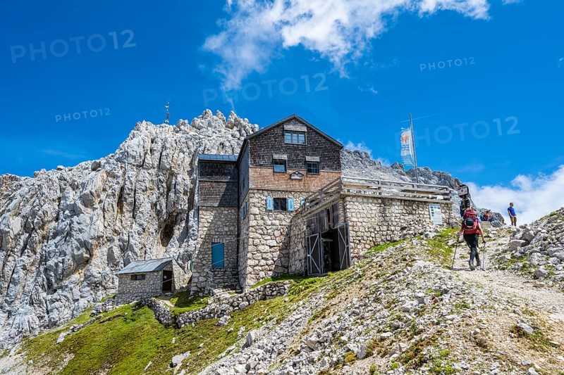 Hikers climbing to the Meilerhuette