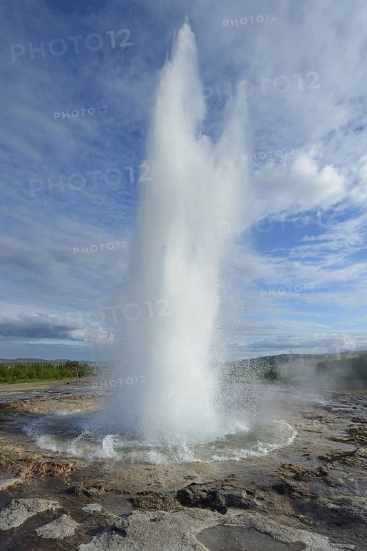 Eruption of a fountain geyser
