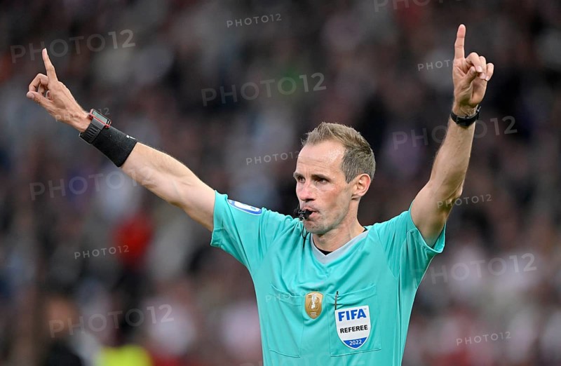 Referee Referee Sascha Stegemann Gesture