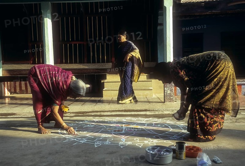 Brahmin women drawing a kolam at Sundarapandyapuram