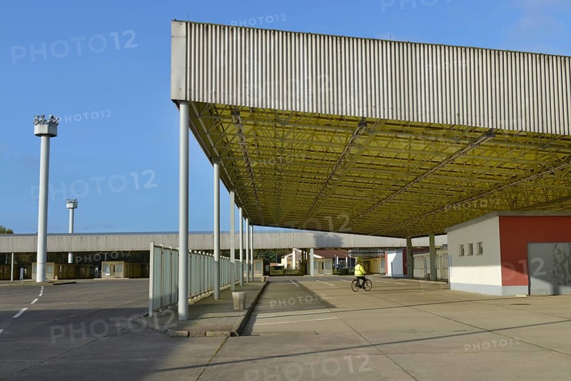 Customs checkpoint car entry