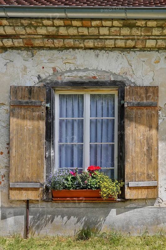 Blumenkasten am Fenster im Kraeutergarten des ehemaligen Frauenklosters Inzigkofen