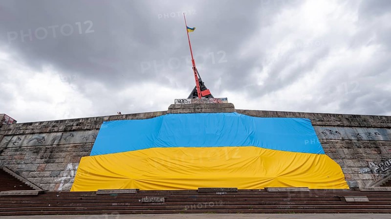 Ueberdimensionale ukrainische Flagge